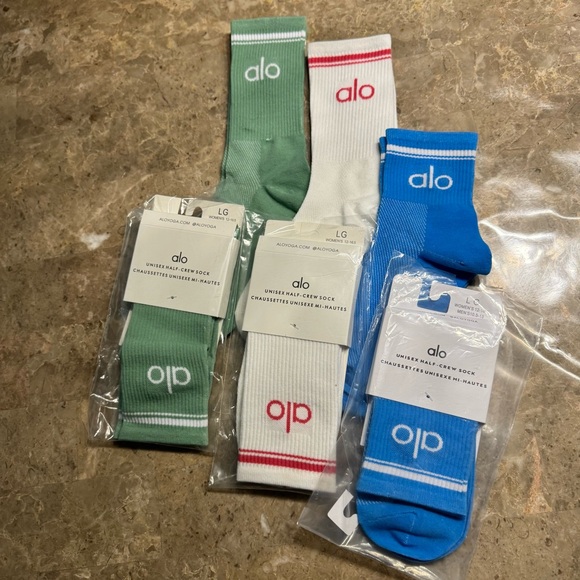 New Women’s Alo Socks
New with tags in its packaging 
3 pairs 
Fits sizes 6-11 - Picture 4 of 4